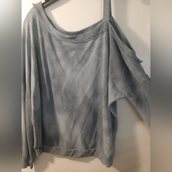 CY Fashion cold shoulder pull over shirt Size medium but fits like an XL - Picture 2 of 8